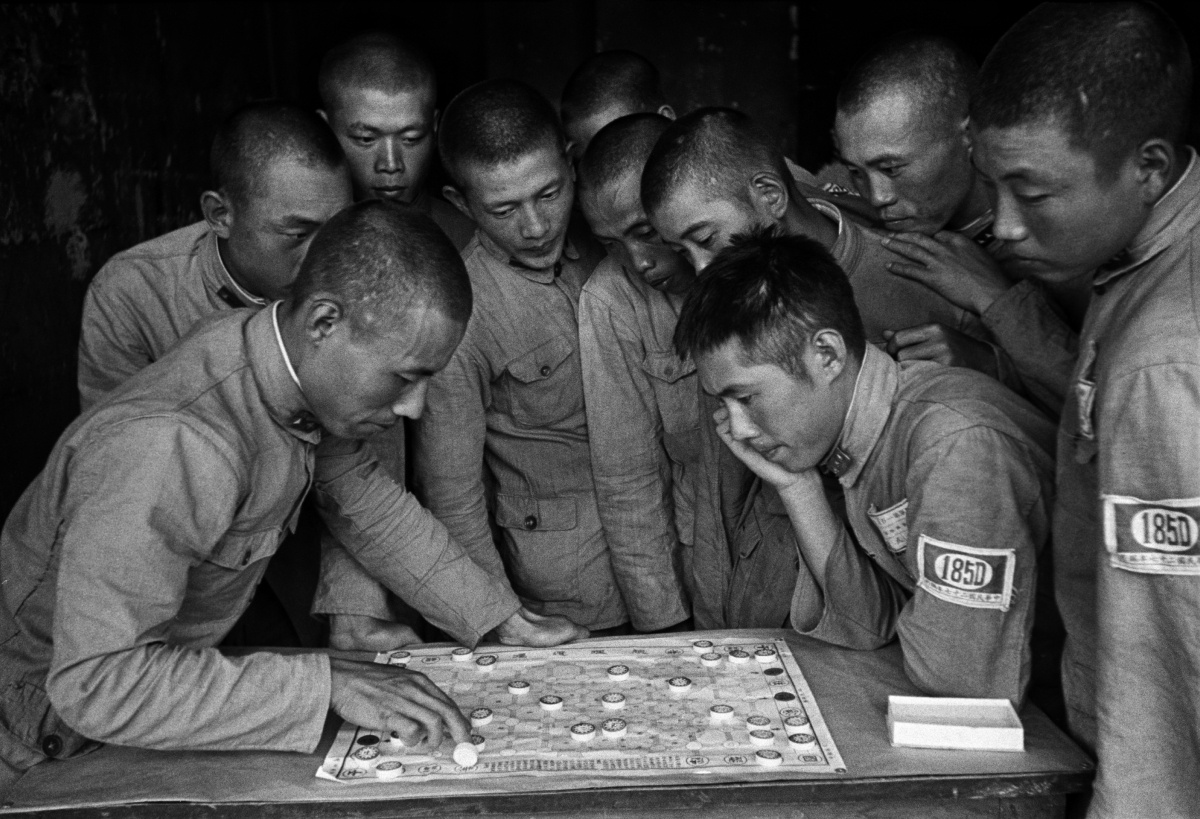 Walter Bosshard (1892-1975): Soldiers of the National Army Playing Board Games in Their Leisure Time. China, 1938. © Fotostiftung Schweiz / Archiv für Zeitgeschichte