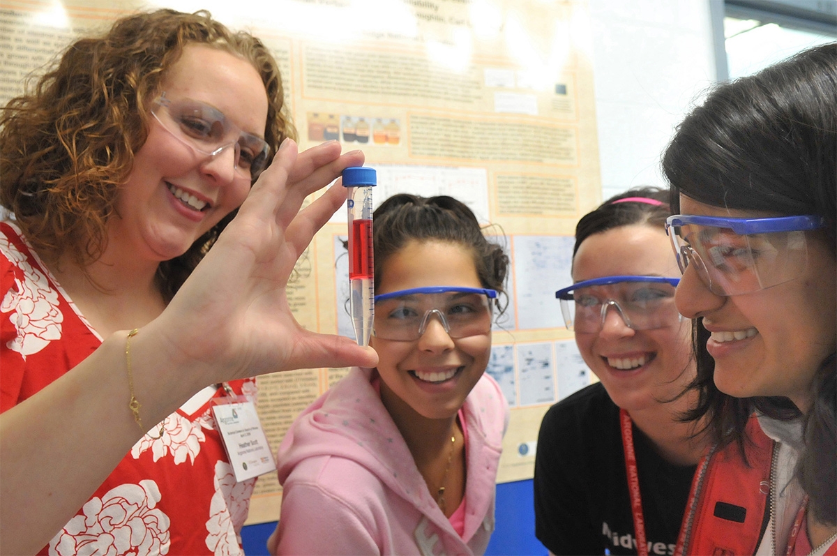 Students work on a scientific experiment. (Argonne National Laboratory/Flickr)