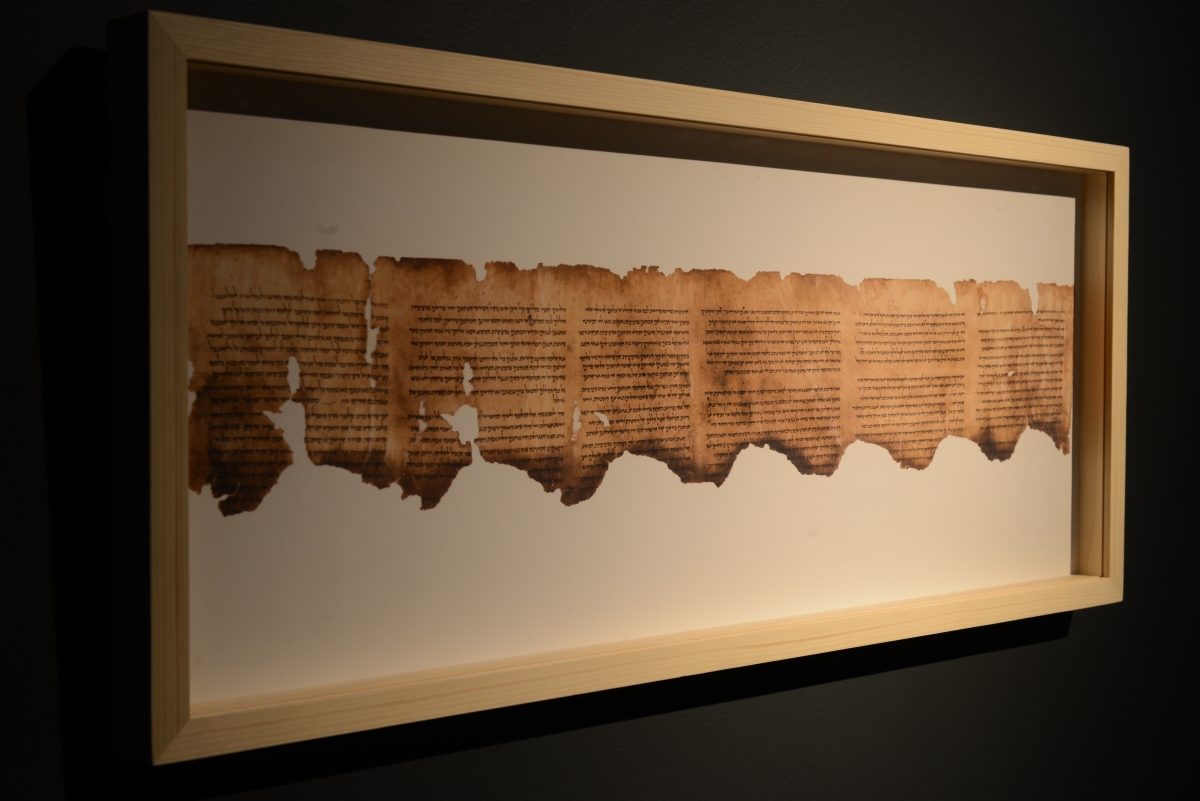 Installation view of Temple, Scrolls, and Divine Messengers: Archaeology of the Land of Israel in Roman Times.