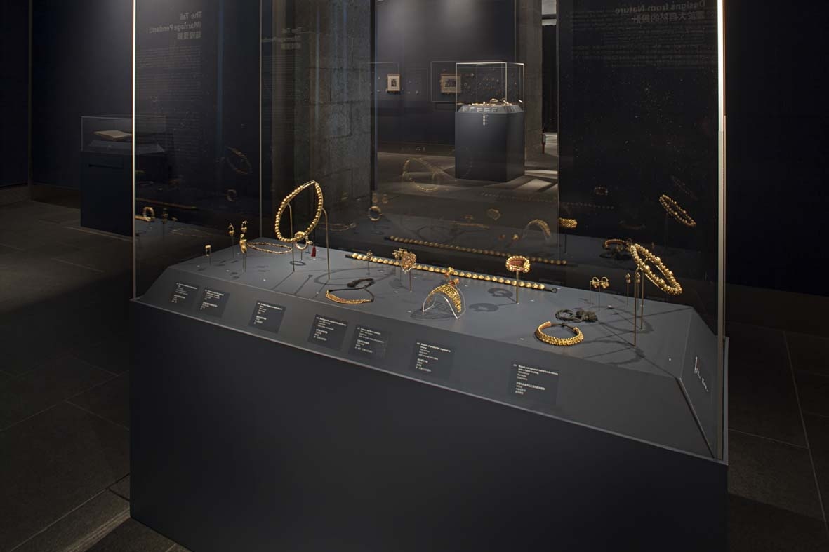 Installation view from When Gold Blossoms: Indian Jewelry from the Susan L. Beningson Collection.