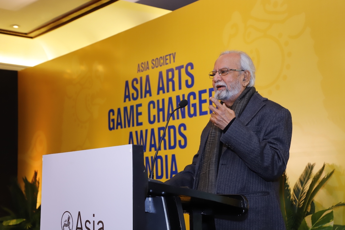 Asia Arts Vanguard Awardee Gulammohammed Sheikh addresses the audience during the ceremony