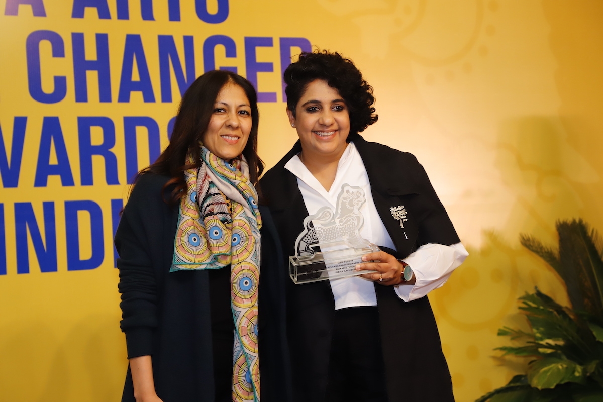 Vibha Galhotra receives the Asia Arts Future Awards from Radhika Chopra.JPG
