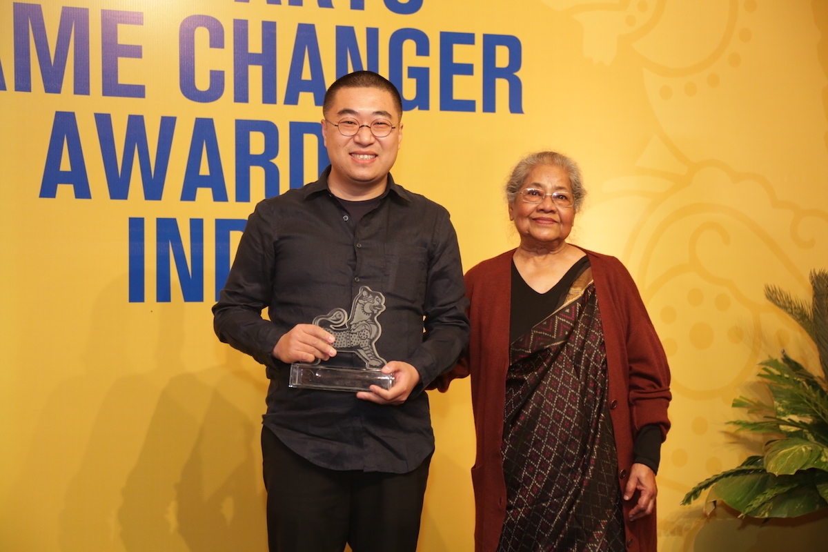 Yang Yongliang receives the Asia Arts Future Awards from Arpita Singh