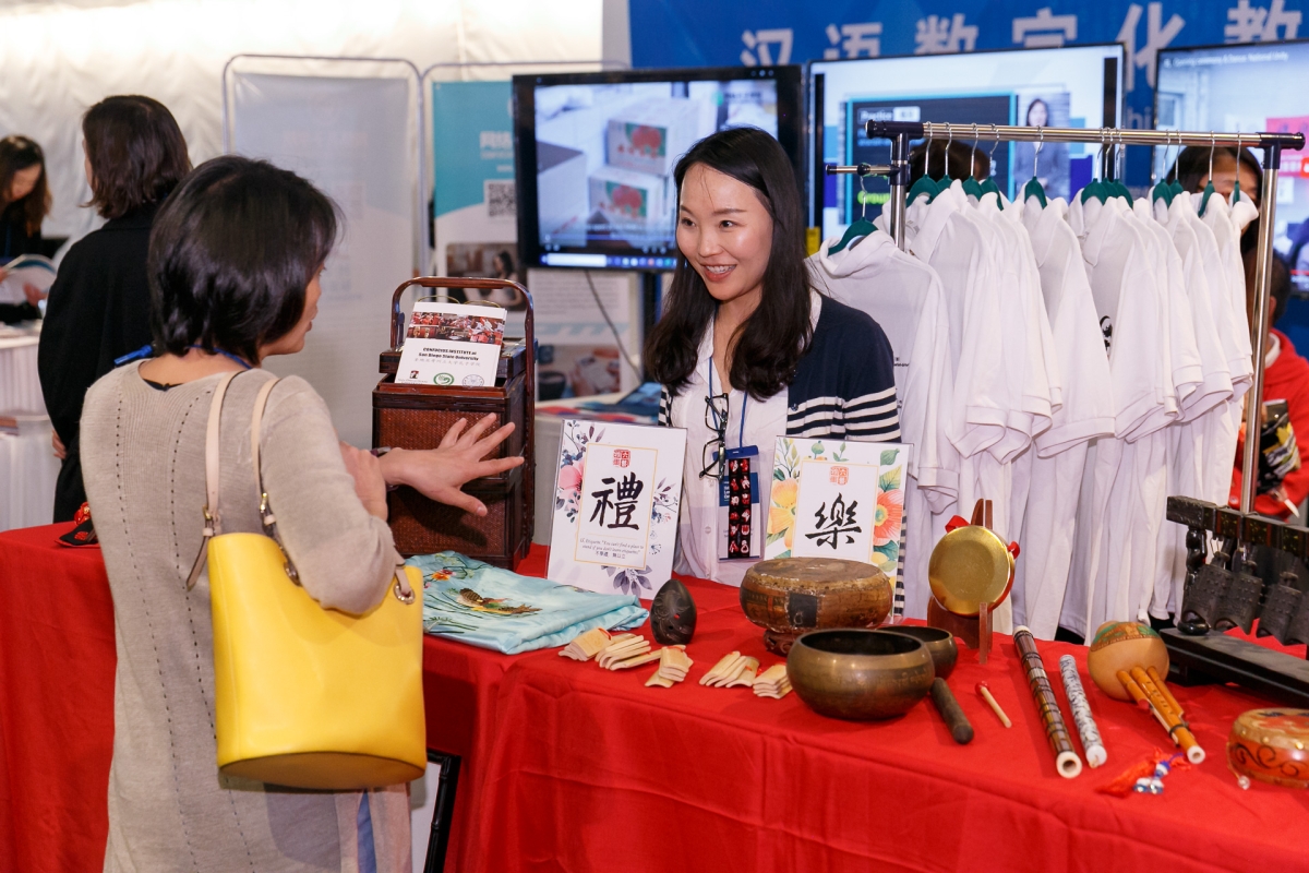 2019 National Chinese Language Conference participants chat in the conference exhibit hall 2