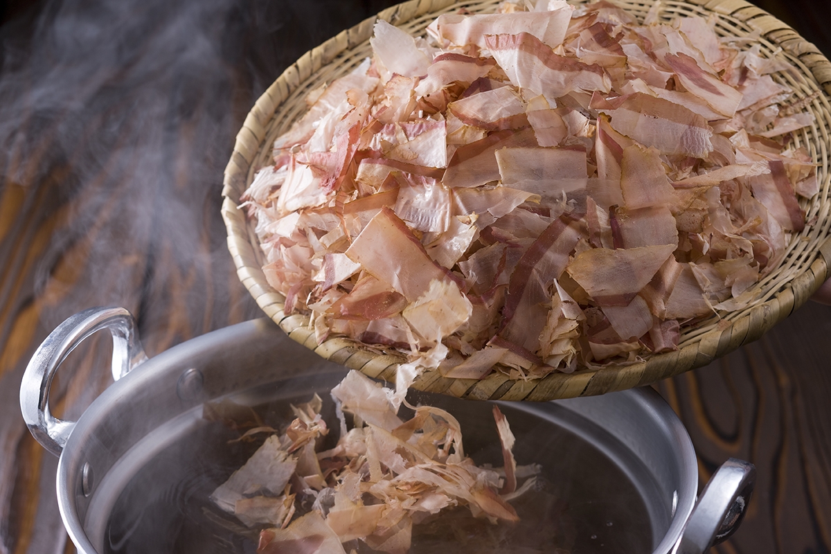 Simmering bonito flakes for dashi