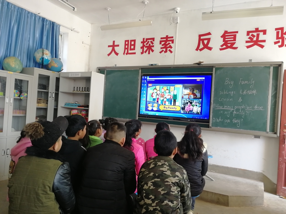 Teacher Susan teaches an English class to students of Zhouqi Primary School in Gansu province. 
