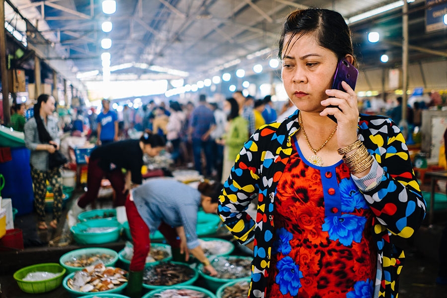 Disruptive Asia Sustainable Finance -Saigon market woman - Robson Hatsukami Morgan - Unsplash