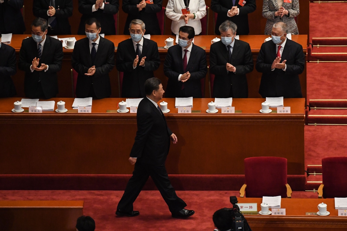 Chinese President Xi Jinping (C) arrives for the opening session of the National People's Congress (NPC) at the Great Hall of the People in Beijing on May 22, 2020