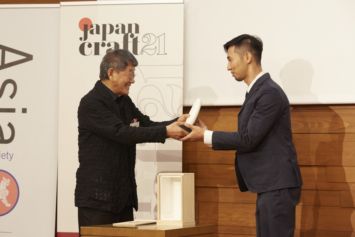 Mr. Yasuda presenting the award trophy to the Ronnie Prize winner, Mr. Tsutsumi