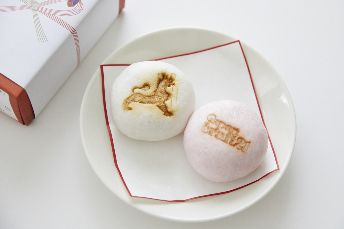Kouhaku Manju, red and white celebration Japanese steam bun, with Asia Society Leograph and JapanCraft21 logos