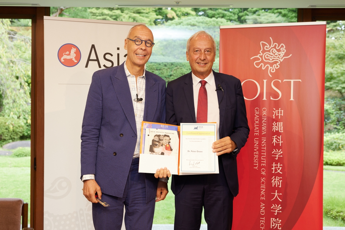 Dr. Gruss receiving a certificate from Asia Society Japan
