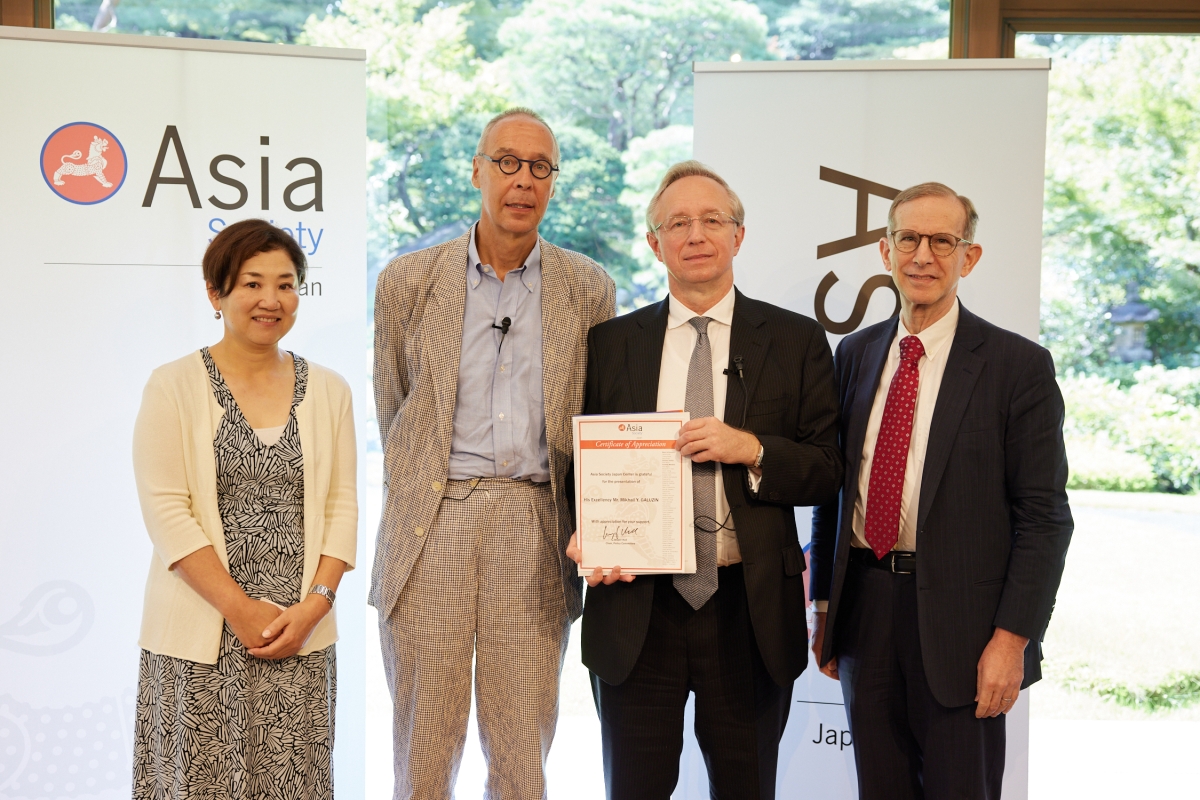 Group shot of H.E Mr. Galuzin with Asia Society Japan director and founding members.