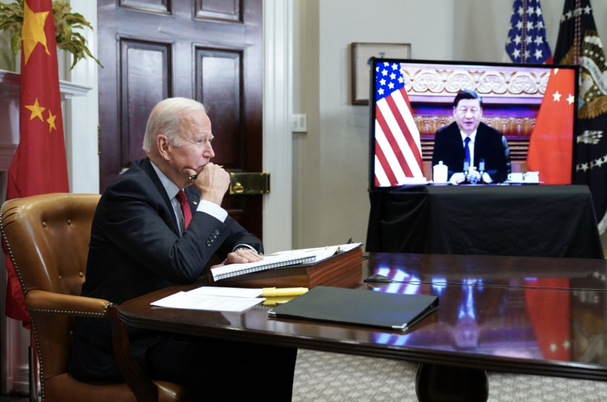 US Preident Joe Biden meets with China's President Xi Jinping during a virtual summit from the Roosevelt Room of the White House in Washington, DC, November 15, 2021. 조 바이든 미국 대통령이 백악관 루즈벨트 룸에서 비대면 정상회담 중 중국 시진핑 주석을 만나는 모습이다. (Photo by MANDEL NGAN / AFP) ​
