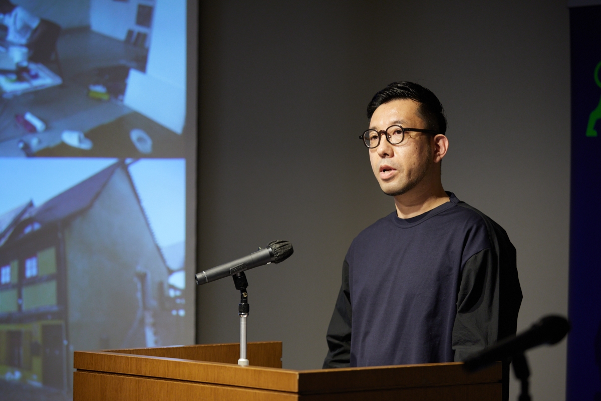 Sculptor Takayuki Daikoku giving a presentation