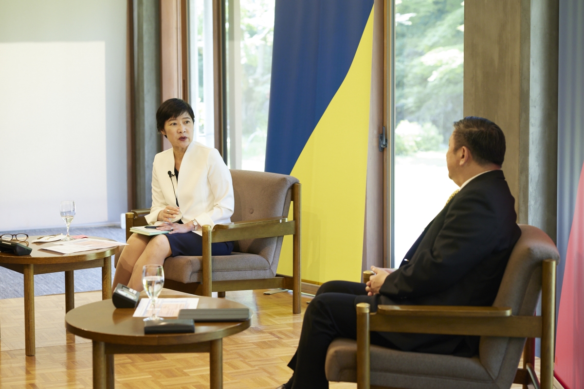 Japan ASPI Fellow Takako Hikotani in discussion with H.E. Mr. Peter Than, Singapore Ambassador