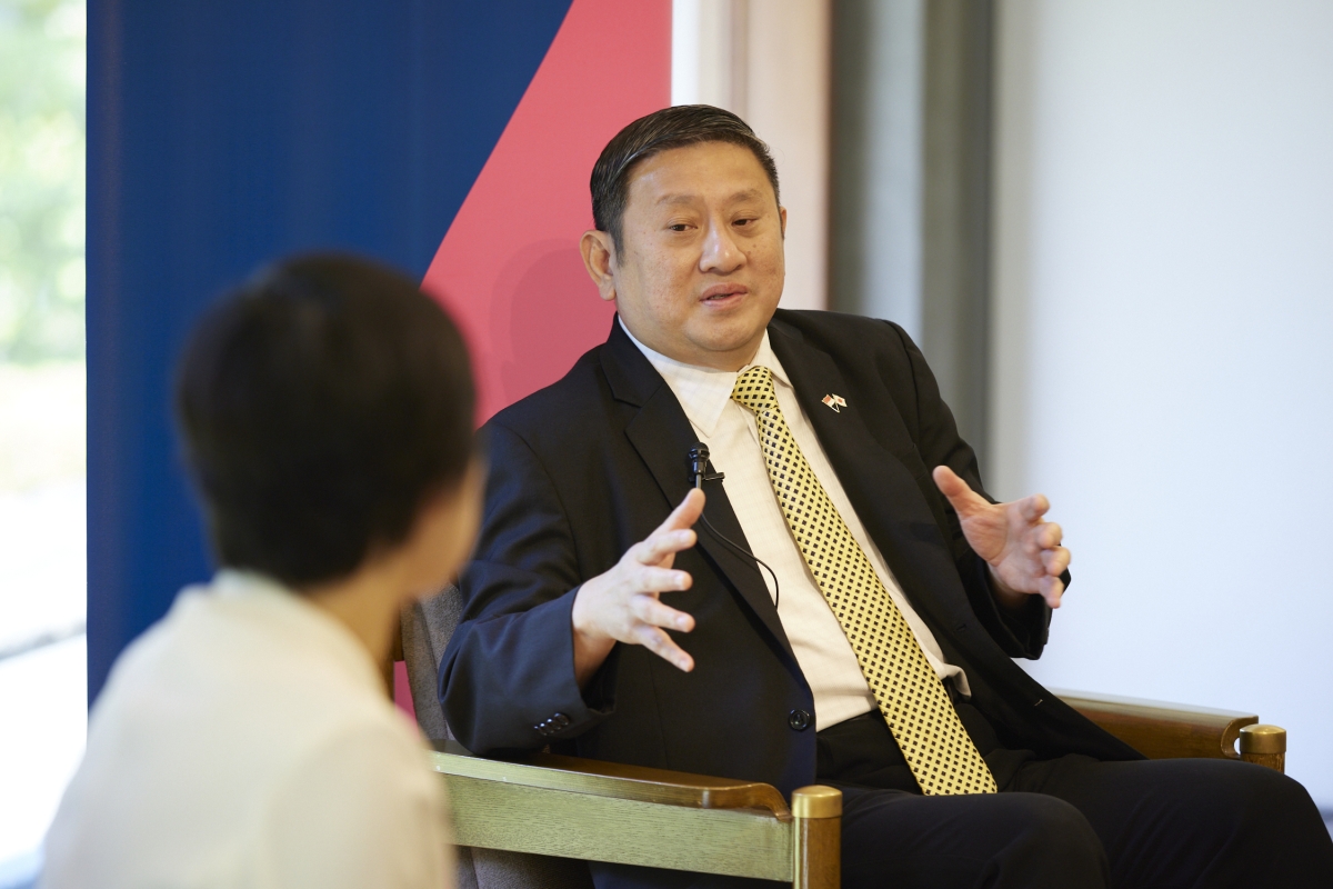 H. E. Mr. Peter Tan in discussion