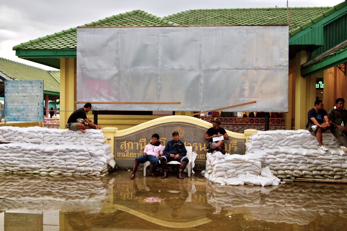 Flood workers in Bangkok, 2011