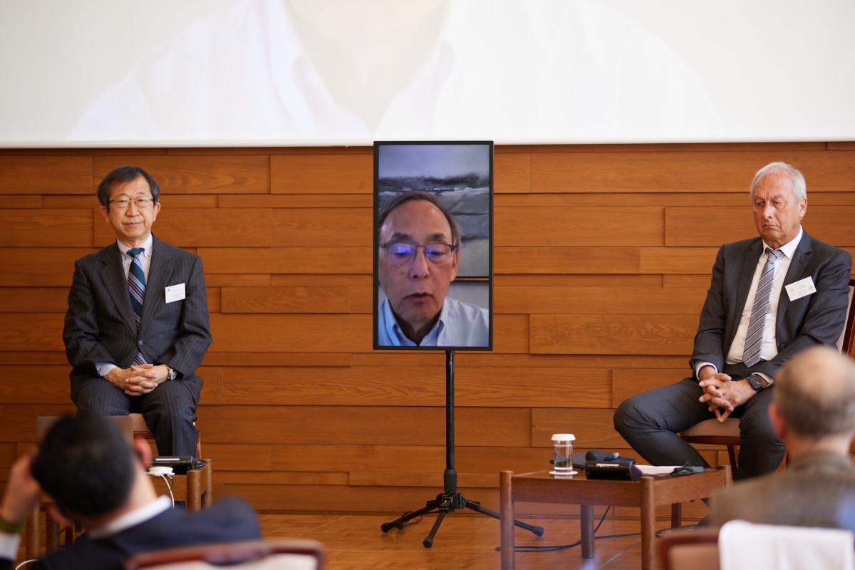 Panelists on stage with Dr. Steven Chu on a display answering a question from the audience