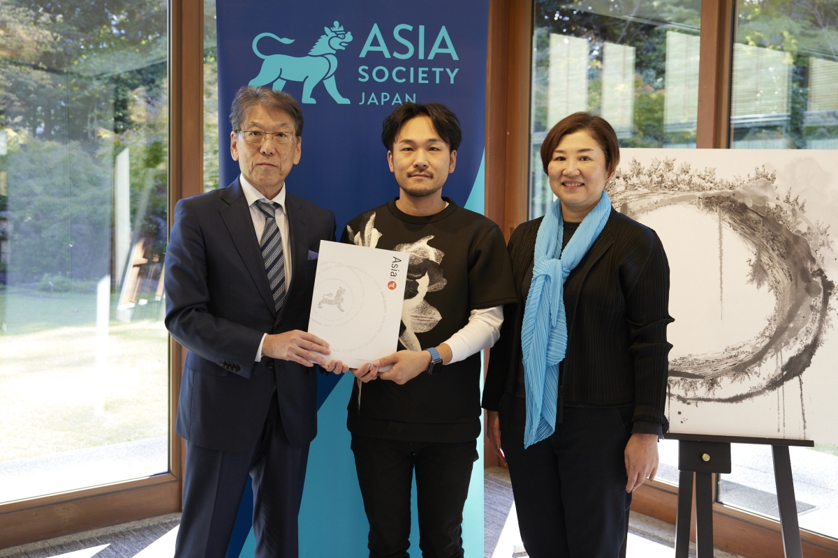 Hayaki Nishigaki receiving a certificate from Asia Society Japan center
