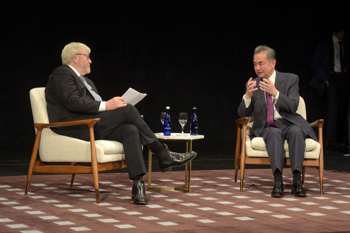 Kevin Rudd in conversation with State Councilor and Foreign Minister Wang Yi