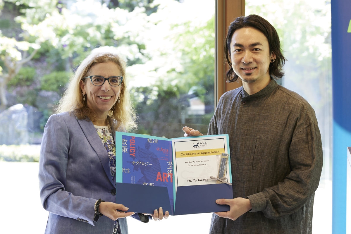Yu Tazawa receiving a certificate from Jenifer Rogers