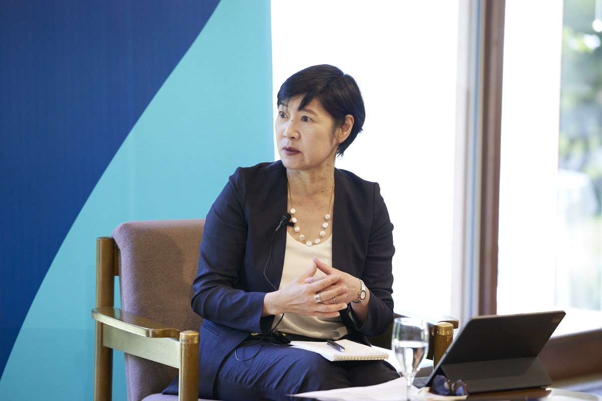 Takako Hikotani in discussion with Mr. Shikata in a fireside chat