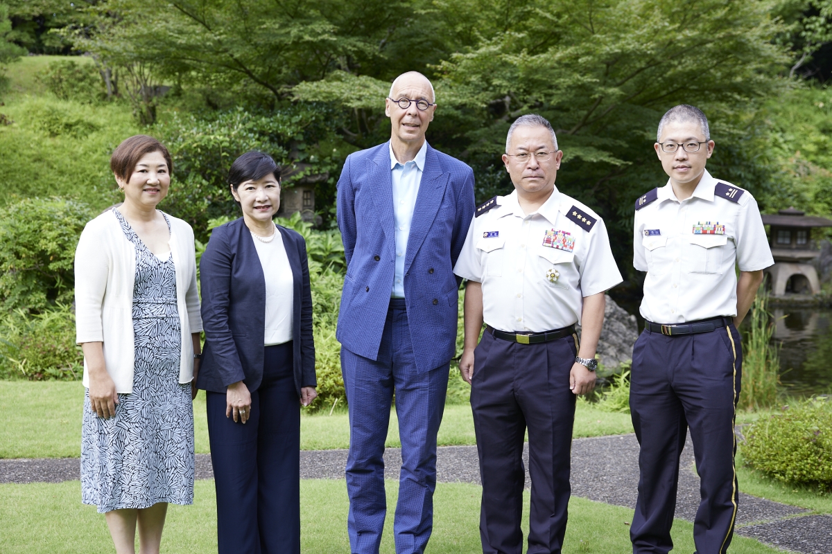A group shot with General YOSHIDA at the I-House garden