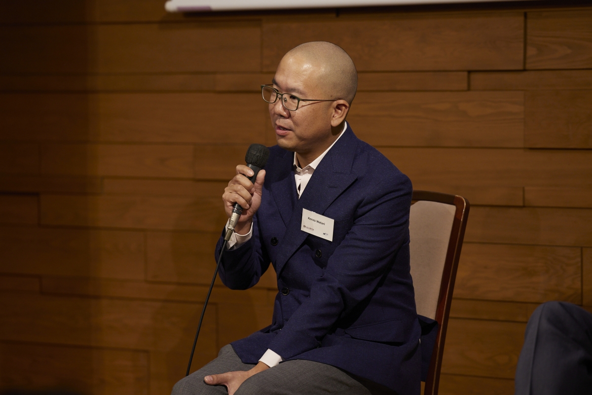 Kenzo Watari speaking to the audience