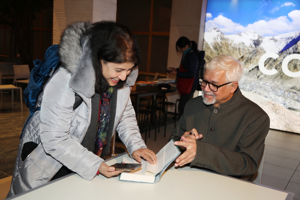 Amitav Ghosh Signing Books 