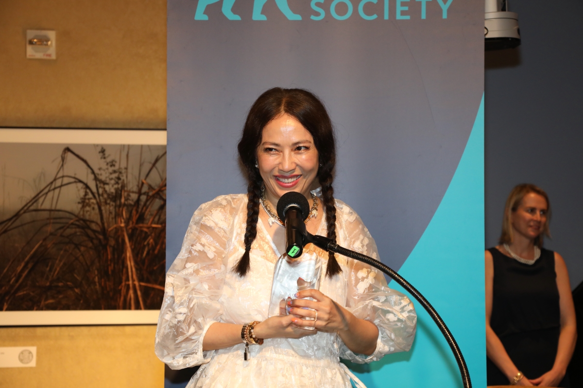 Anicka Yi Accepts Award