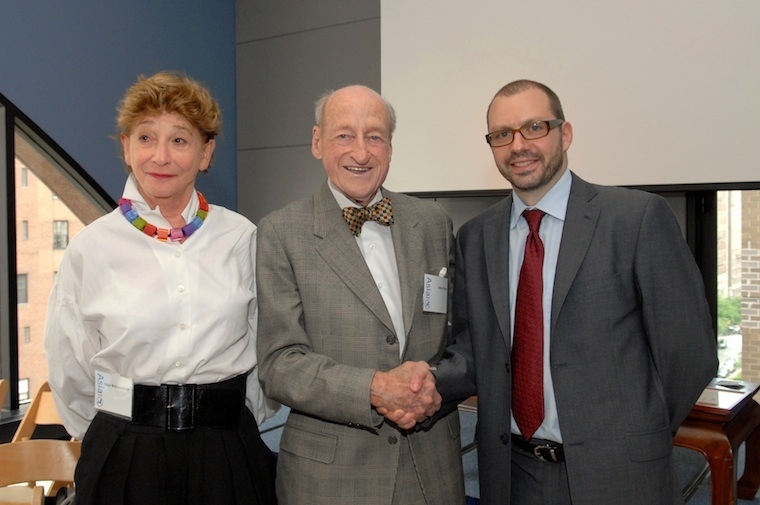 Osborn Elliott (C), his wife Inger McCabe Elliott (L) and 2008 prize winner Shai Oster. (Elsa Ruiz/Asia Society)