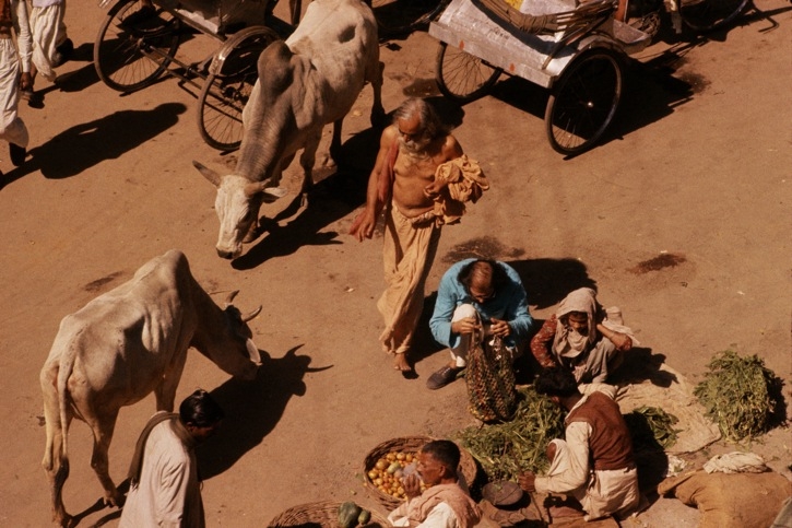 BENARES, INDIA - FEBRUARY 1963: Ginsberg buying food. (Pete Turner/Getty Images)