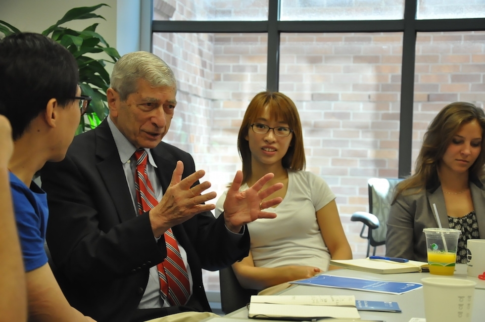 American journalist Marvin Kalb (second from the left) speaks at the Pulitzer Center on Crisis Reporting about the changing landscape of news in the United States. (Zhangbolong Liu & Zhu Xi/Washington D.C.)
