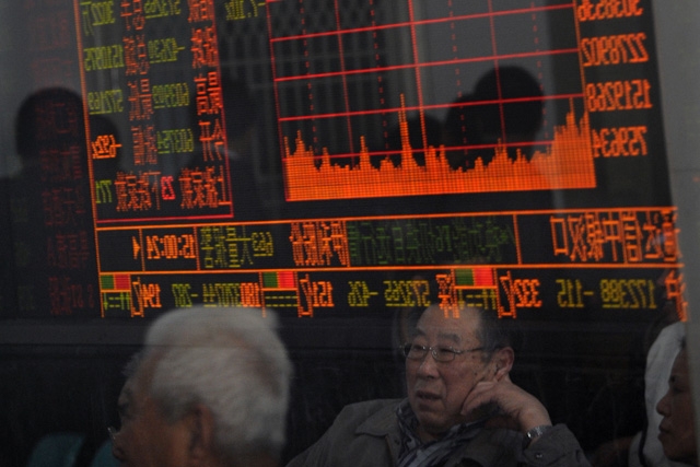 Investors view stock index as Chinese shares dove amid fears of an economic slowdown. (China Photos/Getty Images)