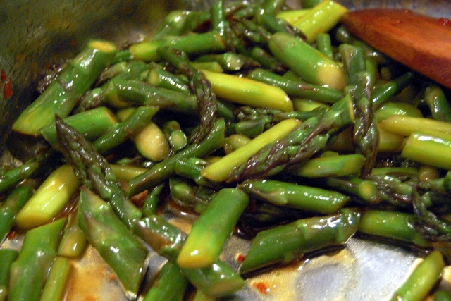 Asparagus with Oyster Sauce (Photo by su-lin/flickr)