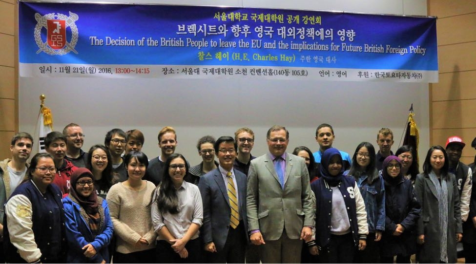 Ambassador Hay, center, with GSIS Dean, Cheol Hee Park, and students