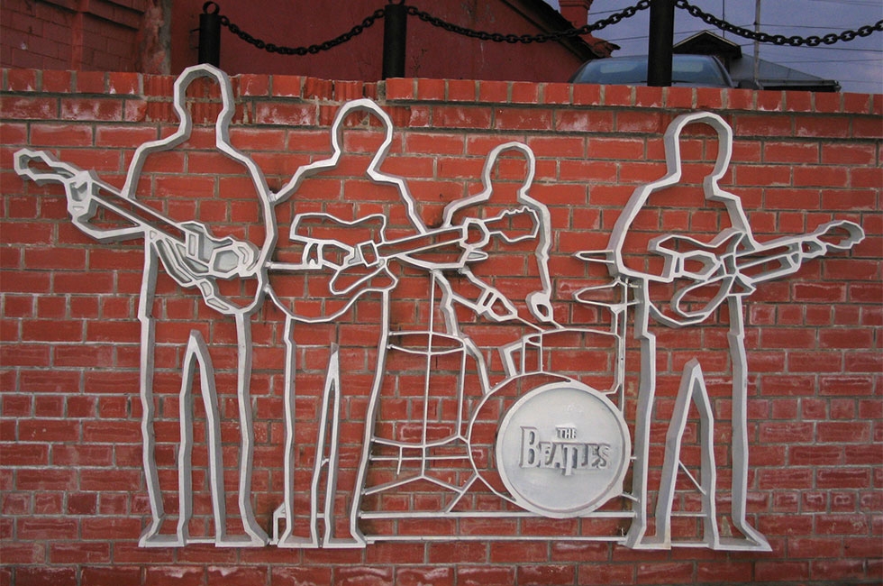 A Beatles sculpture on a wall in Russia