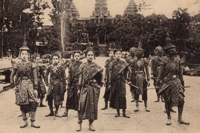 Classical Khmer dancers at Angkor Wat, Cambodia.
