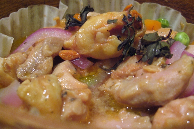Steamed Chicken with Wolfberries (Photo by Sifu Renka/flickr)