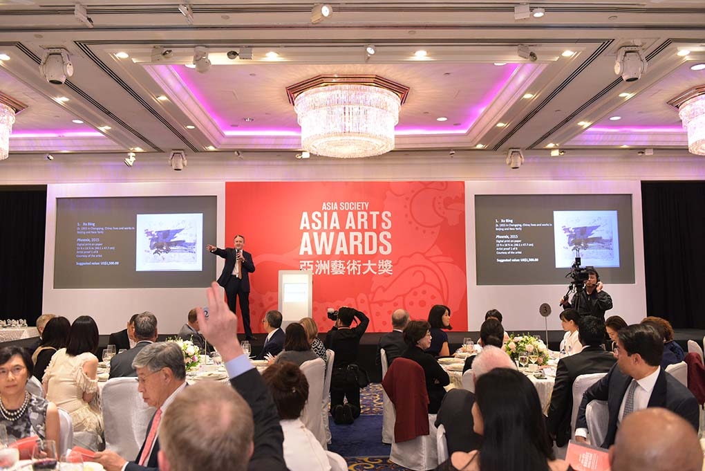 Auctioneer Jonathan Stone taking live bids in the JW Marriott Ballroom for the 2017 Asia Arts Awards Hong Kong auction.