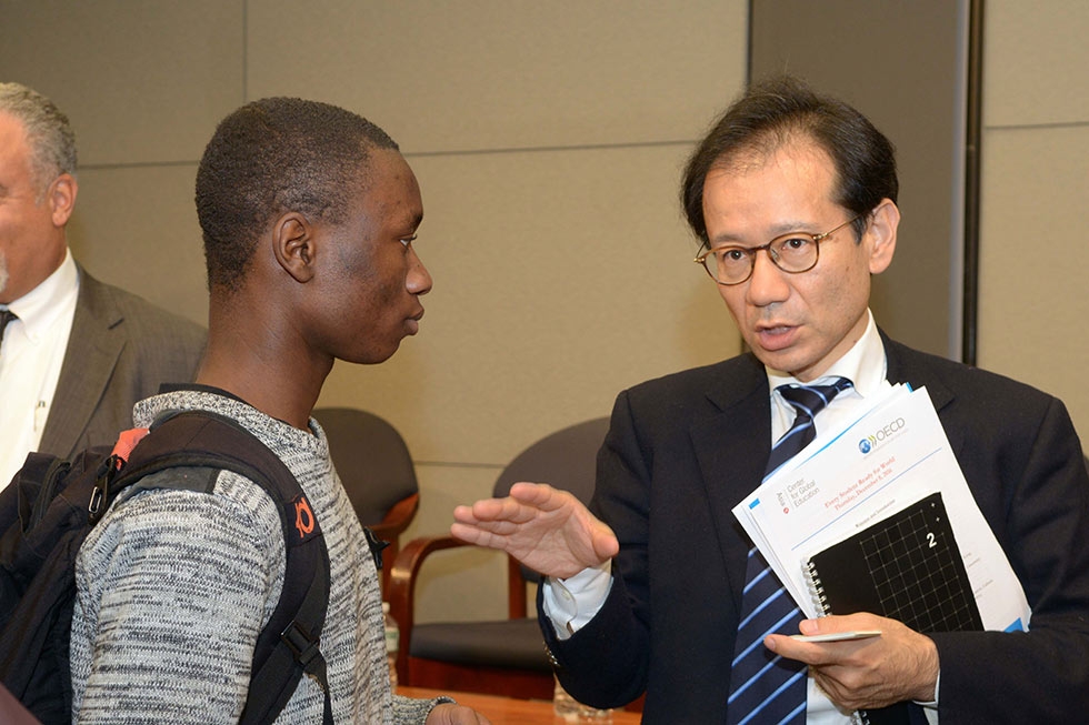 Suzuki Kan speaks with an event attendee. (Elsa Ruiz/Asia Society)