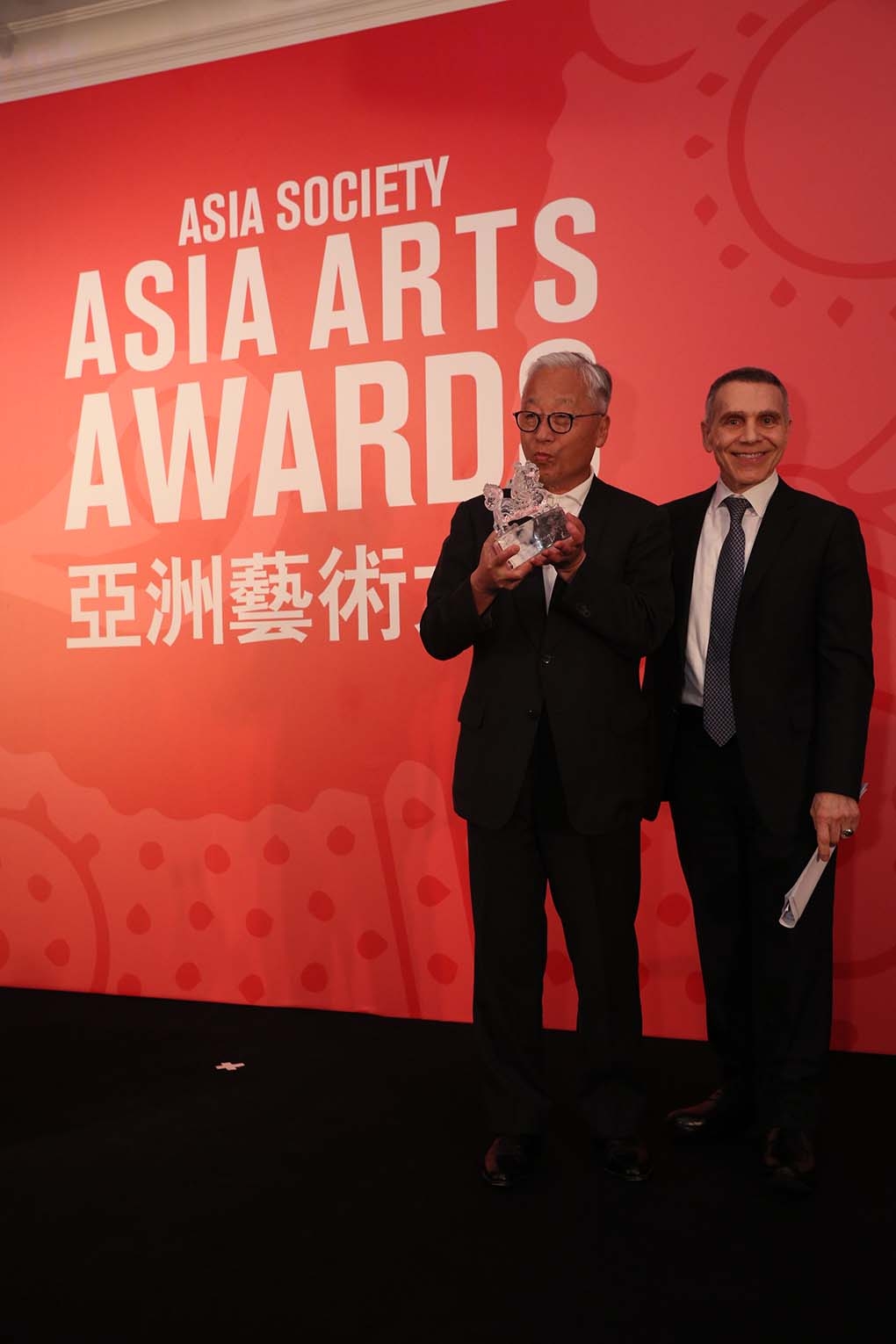 2017 Asia Arts Awards Hong Kong honoree Hiroshi Sugimoto receiving the award from Mitchell R. Julis, Asia Society Global Trustee.
