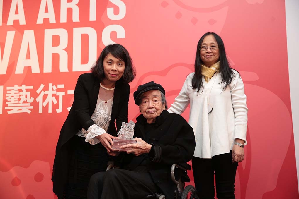 Eve Tam, Director of Hong Kong Museum of Art, presenting artist Hon Chin Fun with an Asia Arts Award, with Mrs. Hon, at the 2017 Asia Arts Awards Hong Kong.