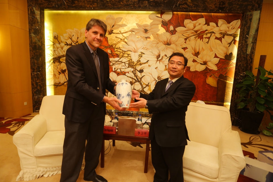 Asia Society Executive Vice-President Tom Nagorski receiving a present from Mr.Chen Wei Ping, Vice-Mayor of Zhenjiang Municipal People's Government.