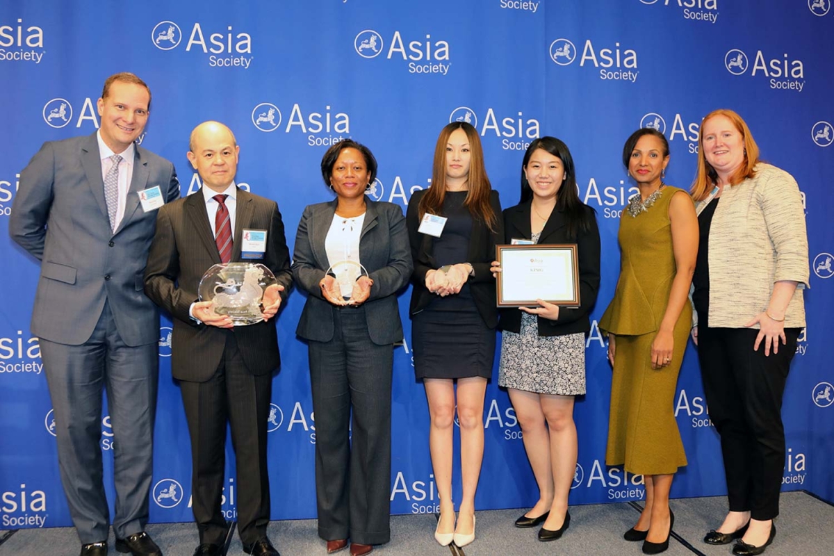 Manolet Dayrit (L2) on behalf of KPMG receives the award for Overall Best Employer for APAs. (Ellen Wallop/Asia Society)