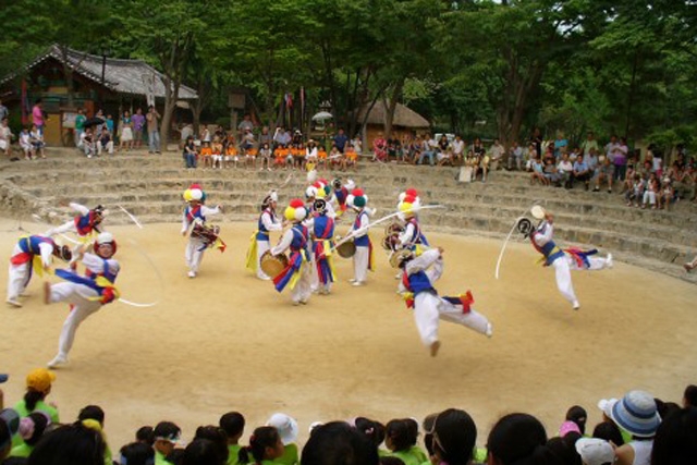 A performance of the "Farmers Dance" at Korean Folk Village.