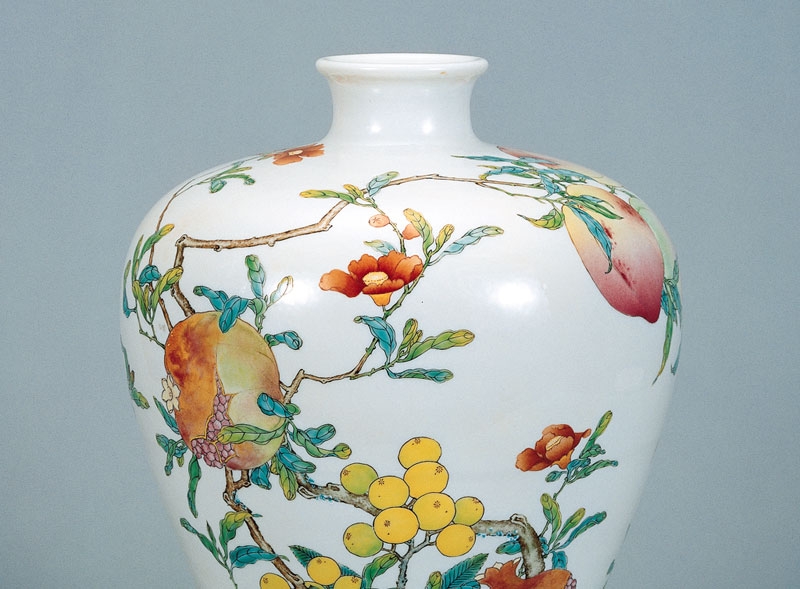 Bottle. Jiangxi Province. Qing period (1644–1911), Yongzheng era, 1723–1735. Porcelain painted with overglaze enamels (Jingdezhen ware). Asia Society, New York: Mr. and Mrs. John D. Rockefeller 3rd Collection, 1979.189.