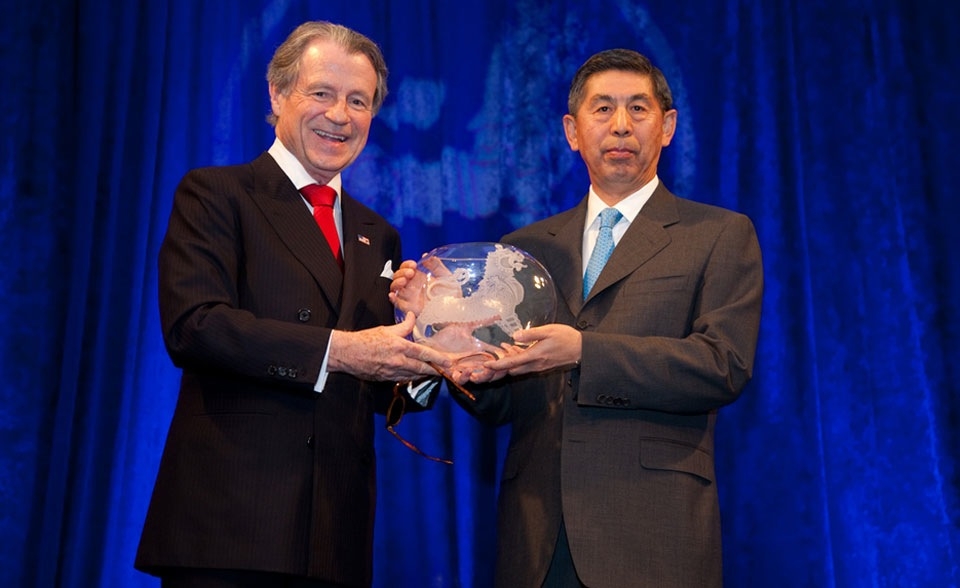 Dan Kong, CITIC Group Chairman and International Business Leadership Awardee, with Leo Daly. (Les Talusan/Asia Society)
