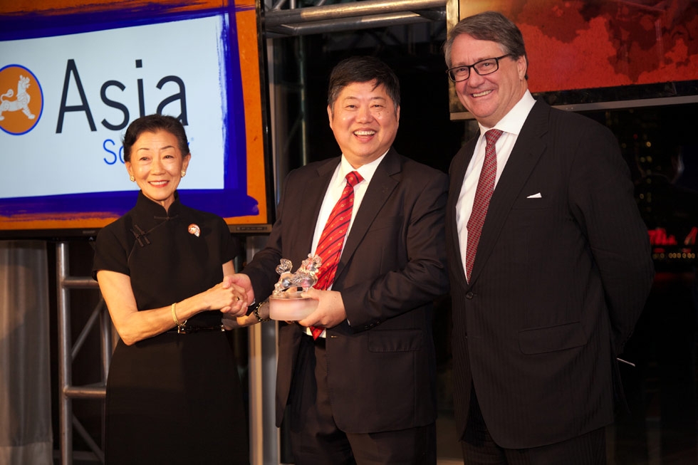 Zhang Minxuan, center, receives his Asia Game Changer Award from Lulu Wang and Warwick Smith. (Ann Billingsley/Asia Society)
