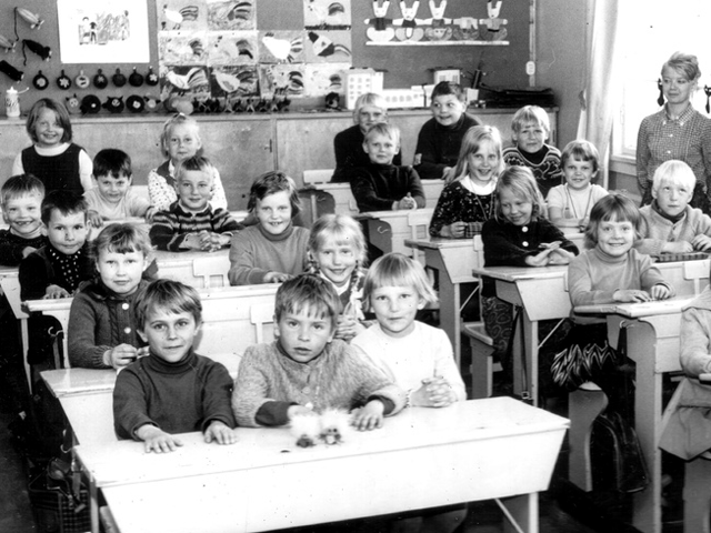 Black and white photo of students in classroom. (Leo-setä/flickr)